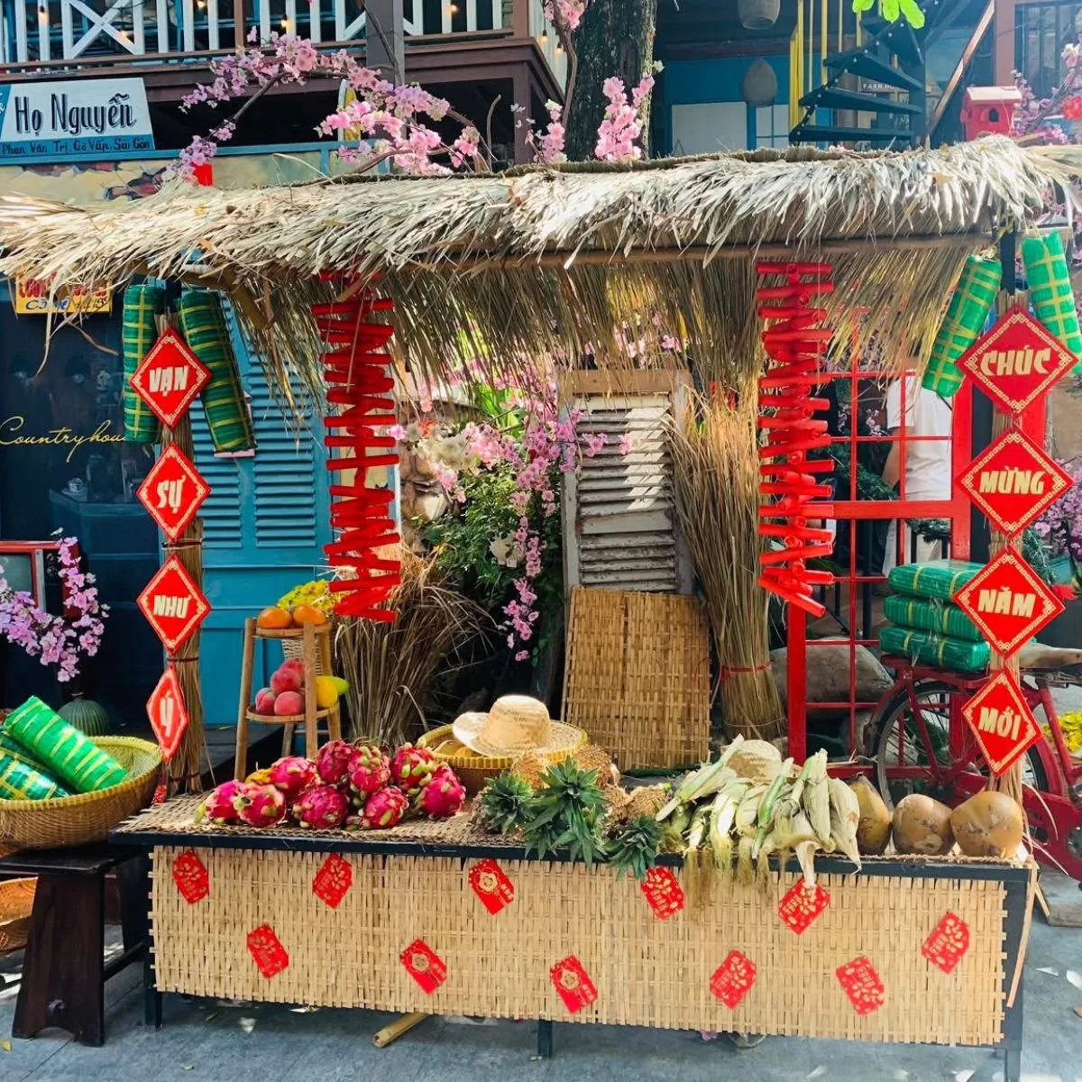 Quán cà phê Country House gây ấn tượng với cách trang trí Tết được đầu tư công phu trên diện tích rộng rãi.