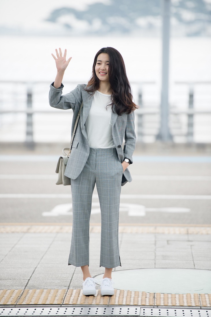 ELLE Việt Nam - Cách những thần tượng Kpop trở thành người mẫu đại diện cho các thương hiệu thời trang (4) ELLE Việt Nam - Cách những thần tượng Kpop trở thành người mẫu đại diện cho các thương hiệu thời trang (4)