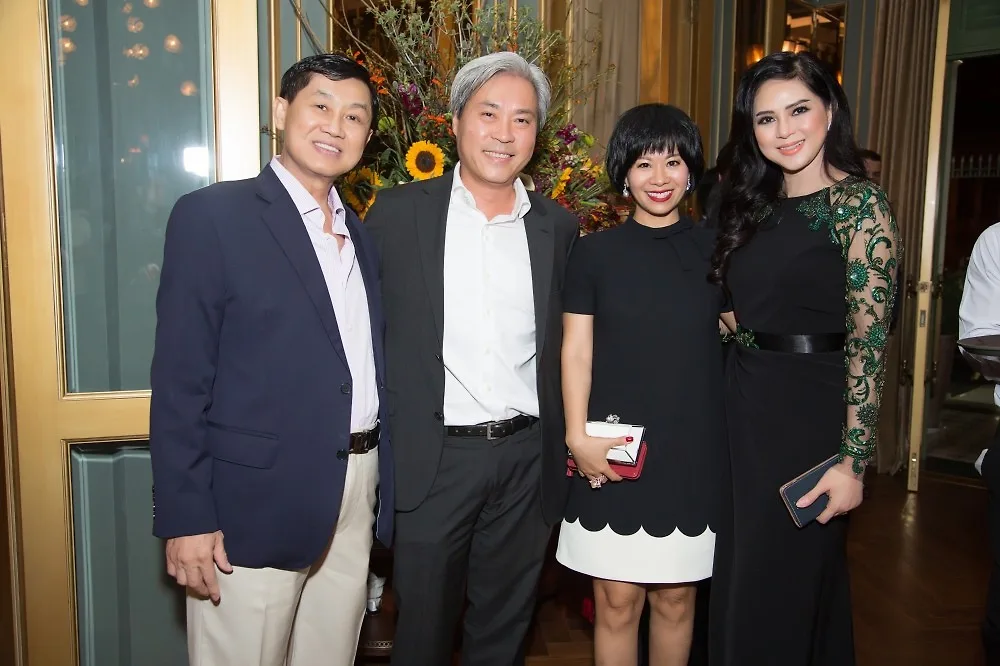 Anh Hanh, chi Tien va khach moi