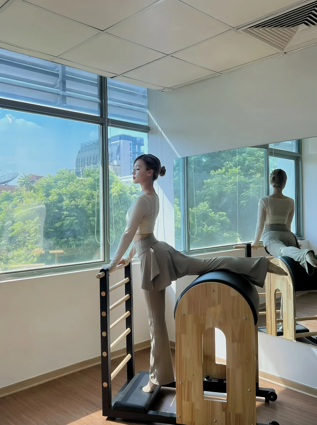 Thiết kế lạ mắt legging kết hợp vạt váy tăng độ nữ tính và mềm mại cho outfit.