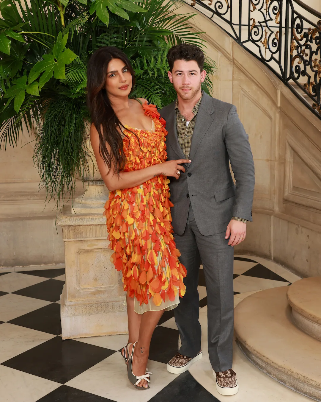 Priyanka Chopra Jonas – sánh đôi cùng ông xã Nick Jonas – xuất hiện lộng lẫy trong một thiết kế phủ đầy cánh hoa với các tông màu rực rỡ như cam, đỏ và vàng.