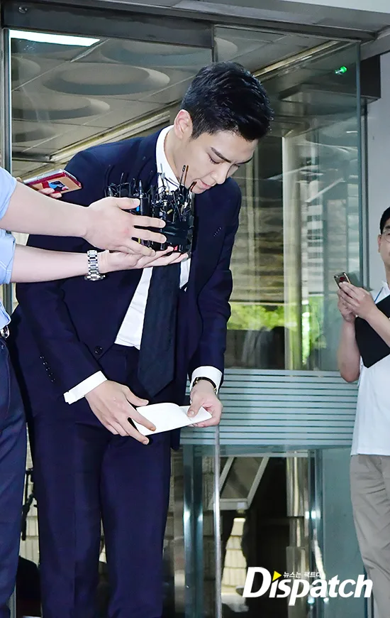Liệu T.O.P có đang trả giá quá đắt? Hình ảnh T.O.P cuối đầu nhận lỗi hẳn thổn thức rất nhiều fan hâm mộ, gia đình những người luôn hướng về phía anh.