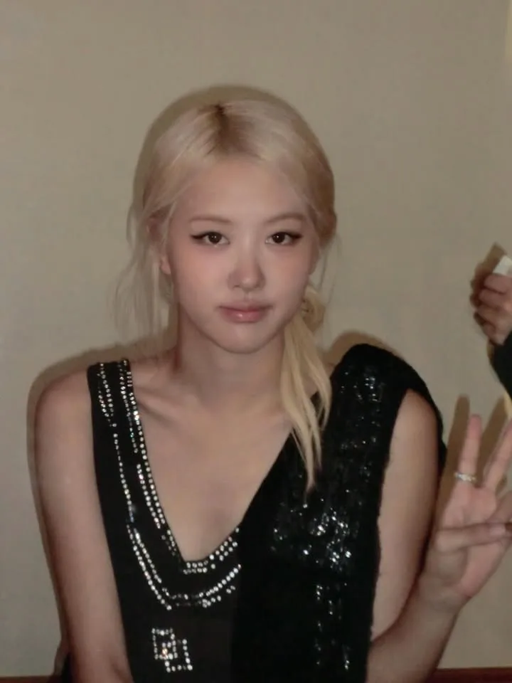 Rosé giơ tay ngón 2
