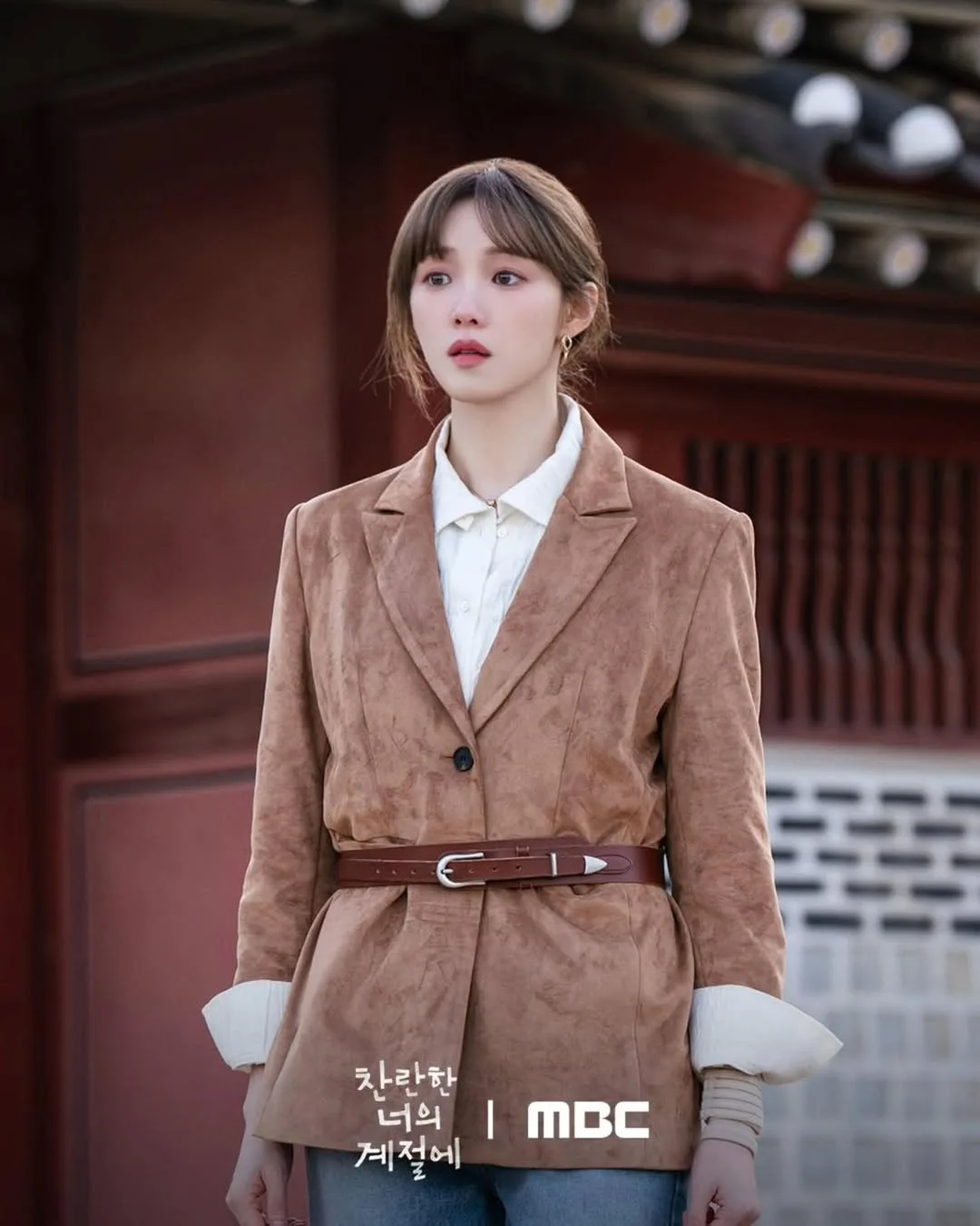Lee Sung Kyung diện blazer nâu