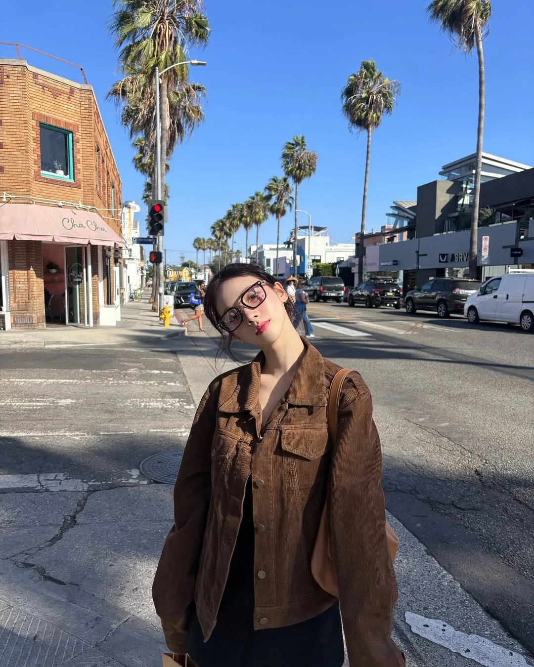 Karina diện phong cách "geek-chic"