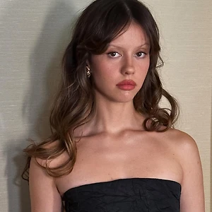 Mia Goth được trang điểm bởi Nina Park
