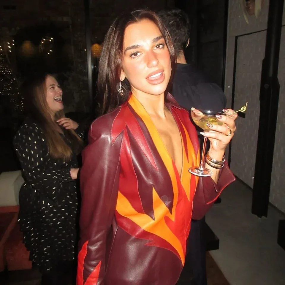 Dua Lipa trang phục của Thiery Mugler