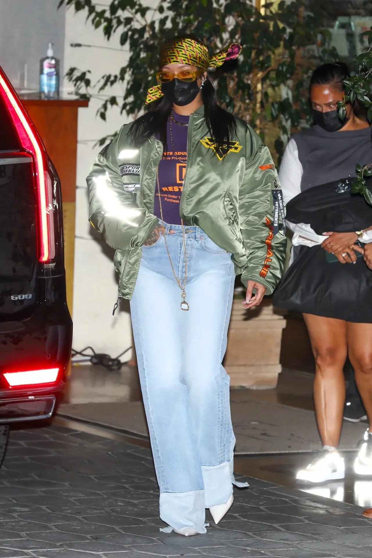 Rihanna đeo khăn trùm đầu