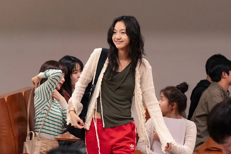 Kim Go Eun diện cardigan len trong đôi bạn học yêu