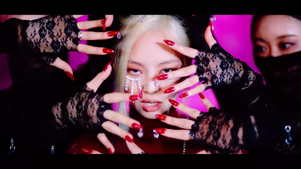 jennie kim blackpink phụ kiện trang sức trang điểm mv how you like that