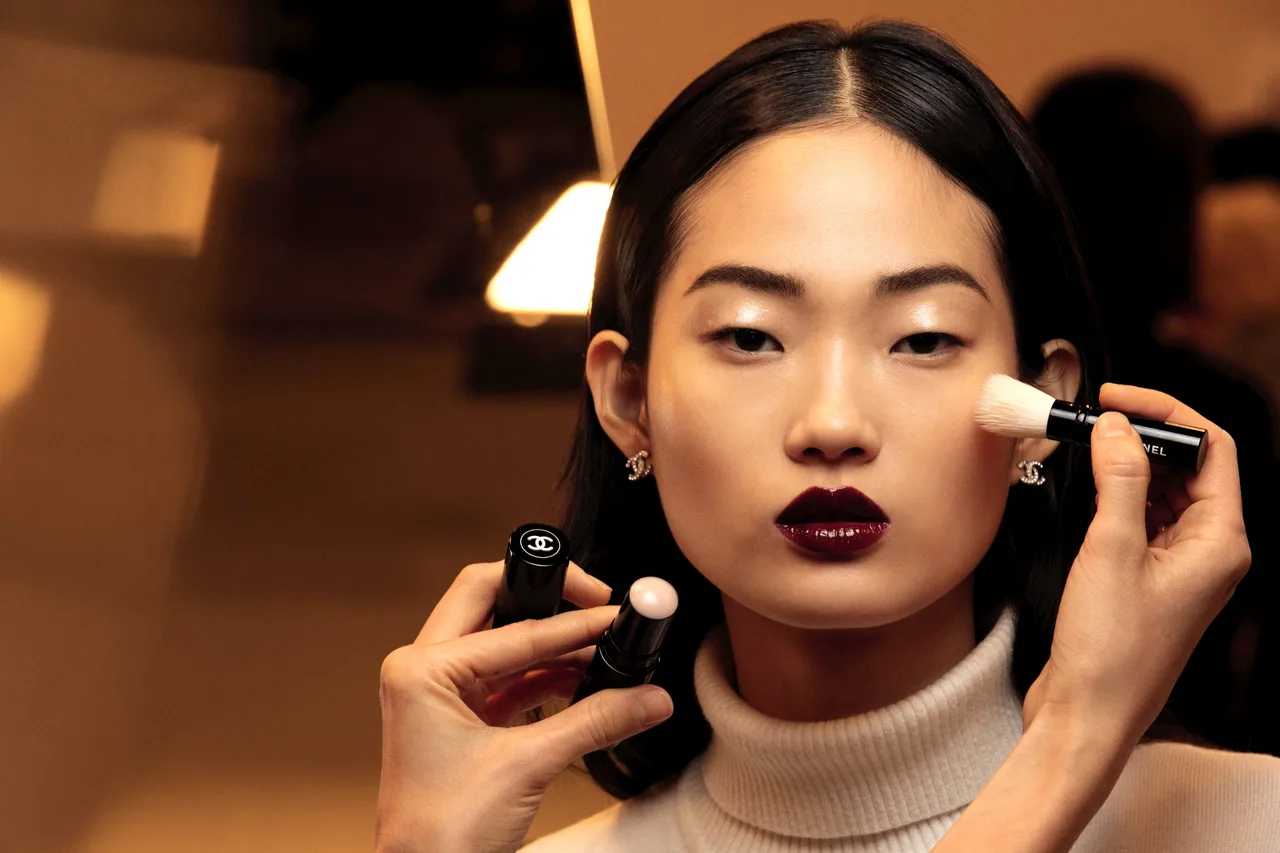 Chanel Métiers D'art lucia pica cô gái đánh phấn bắt sáng tô son đỏ