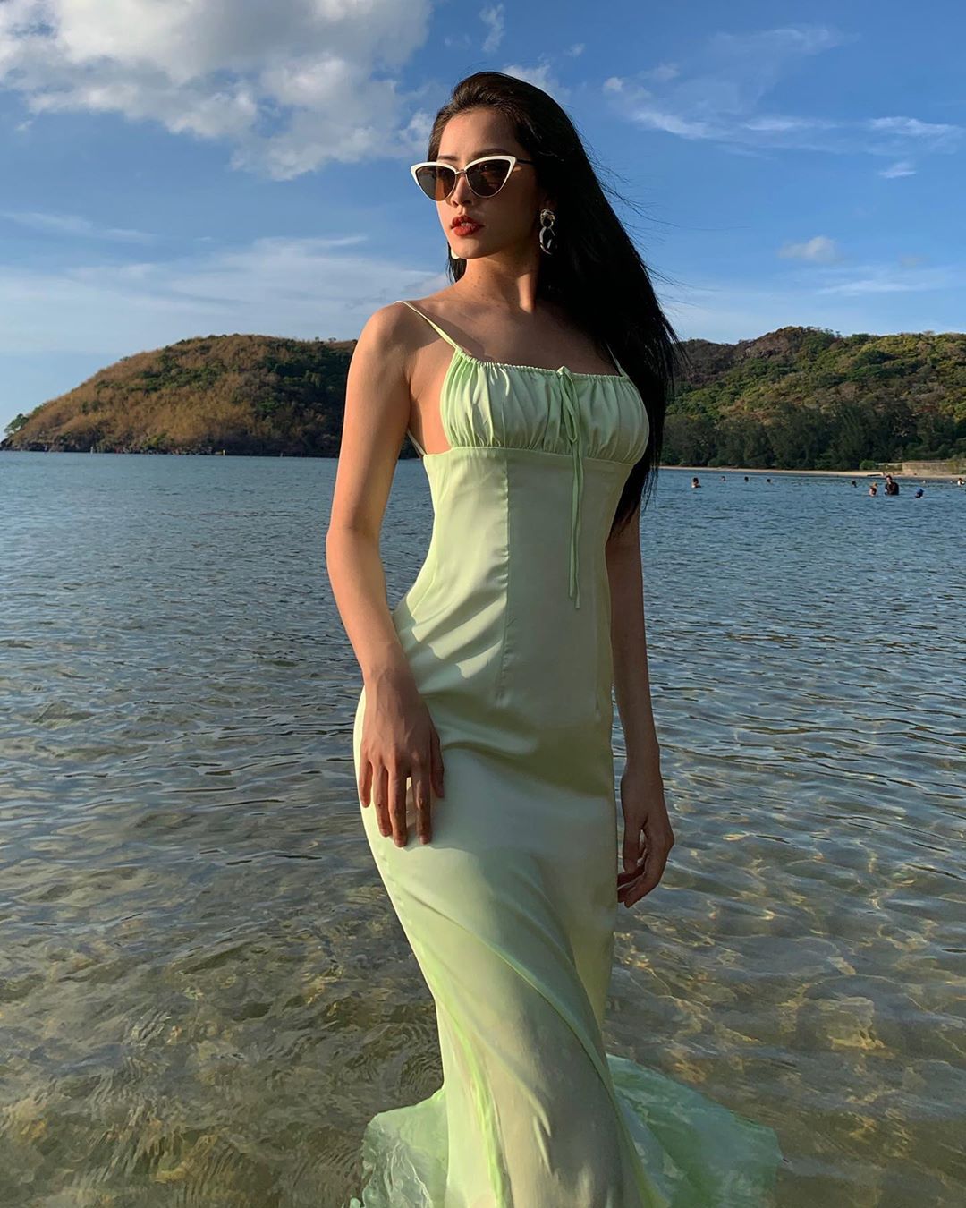 Chi Pu mặc slip dress lụa màu pastel xanh hồ trăn