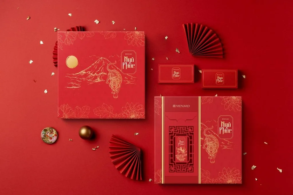 Lấy cảm hứng từ chữ Kin (Gold) - Hán tự Nhật của năm, màu vàng kim được chọn làm điểm nhấn sáng giá cho Hộp quà Ngũ Phúc. Lấy cảm hứng từ chữ Kin (Gold) - Hán tự Nhật của năm, màu vàng kim được chọn làm điểm nhấn sáng giá cho Hộp quà Ngũ Phúc.