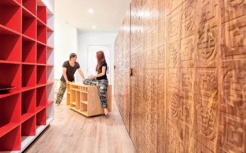 Bàn soạn ở phòng bếp có thể di chuyển để ghép nối với bàn ăn tạo sự linh hoạt cho người sử dụng.