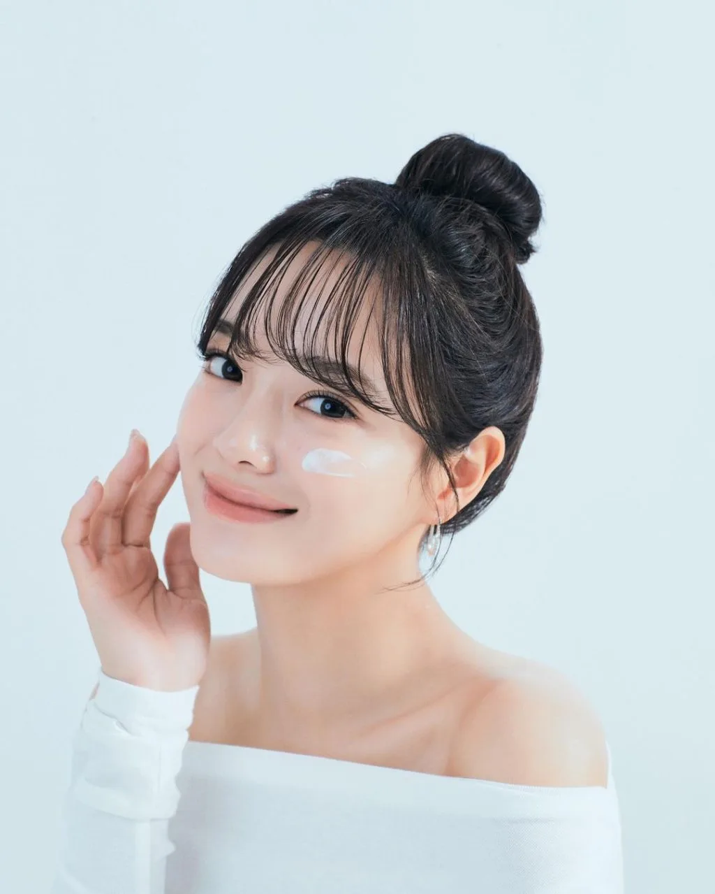 Làm sạch kép giúp da được mịn màng. Làm sạch kép giúp da được mịn màng.