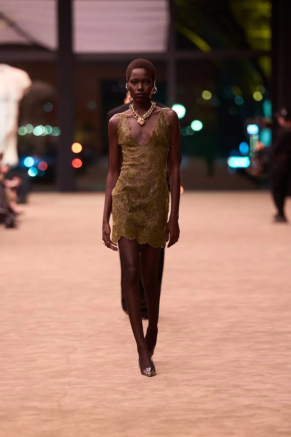BST Saint Laurent Thu-Đông 2026.