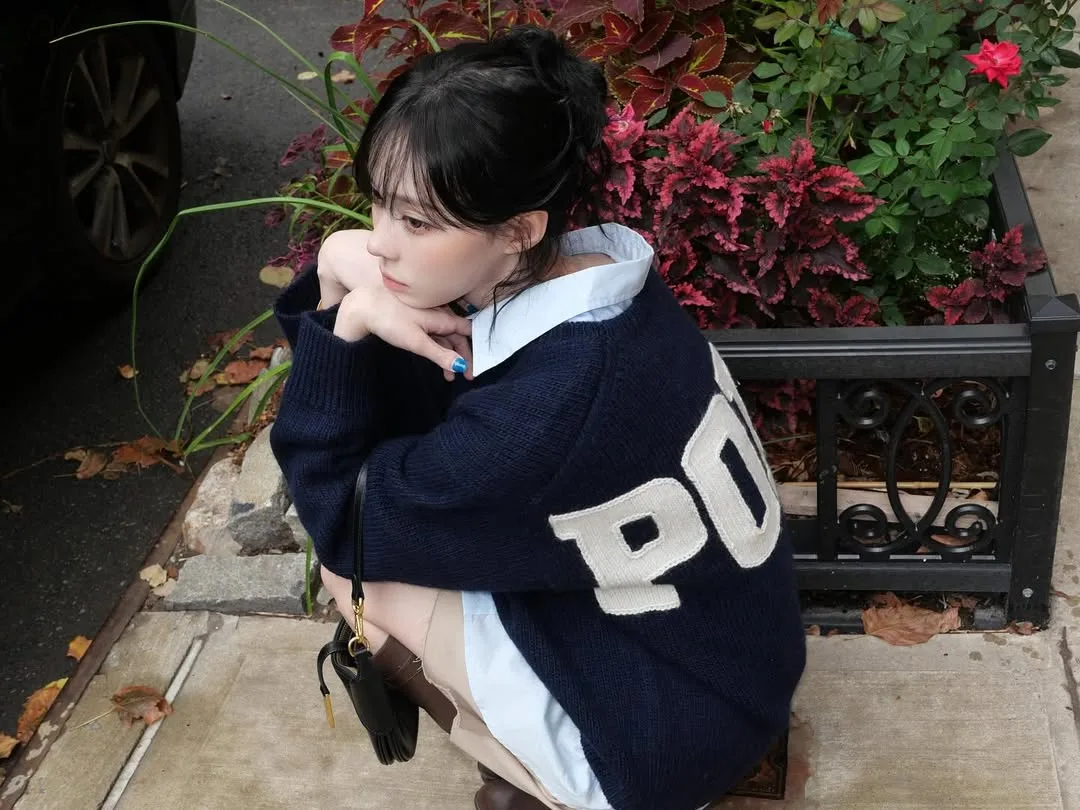 Winter (aespa) diện sweater len