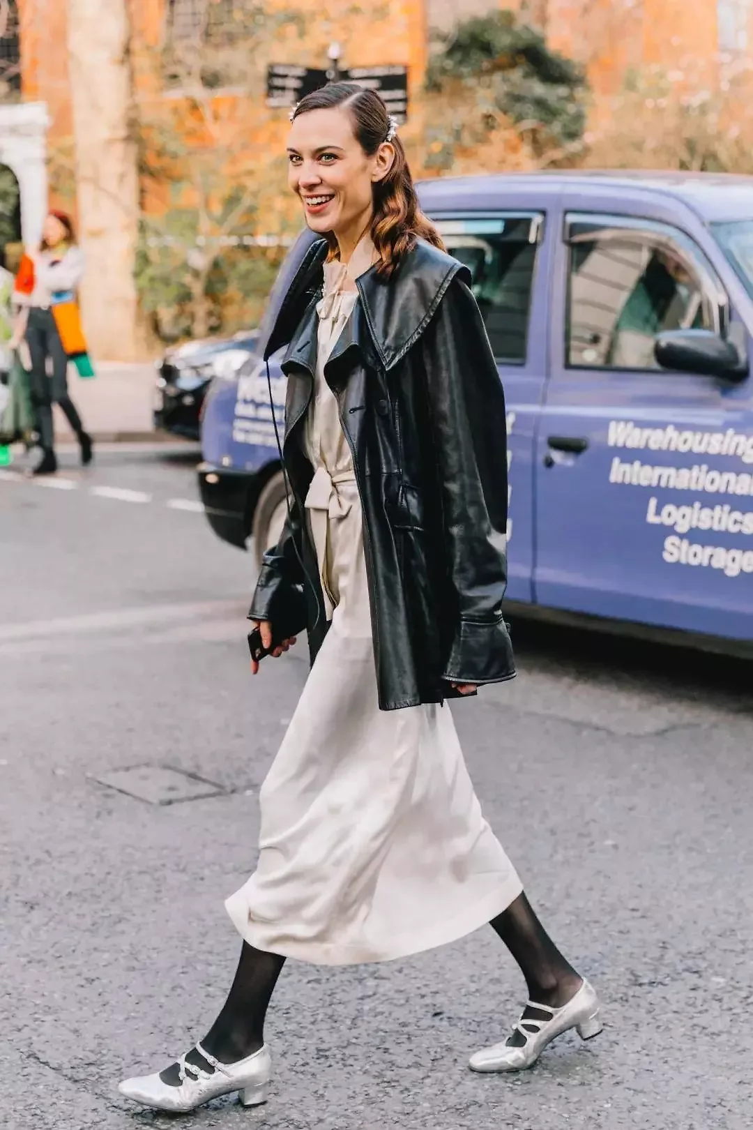 alexa chung đi giày mary jane ánh bạc