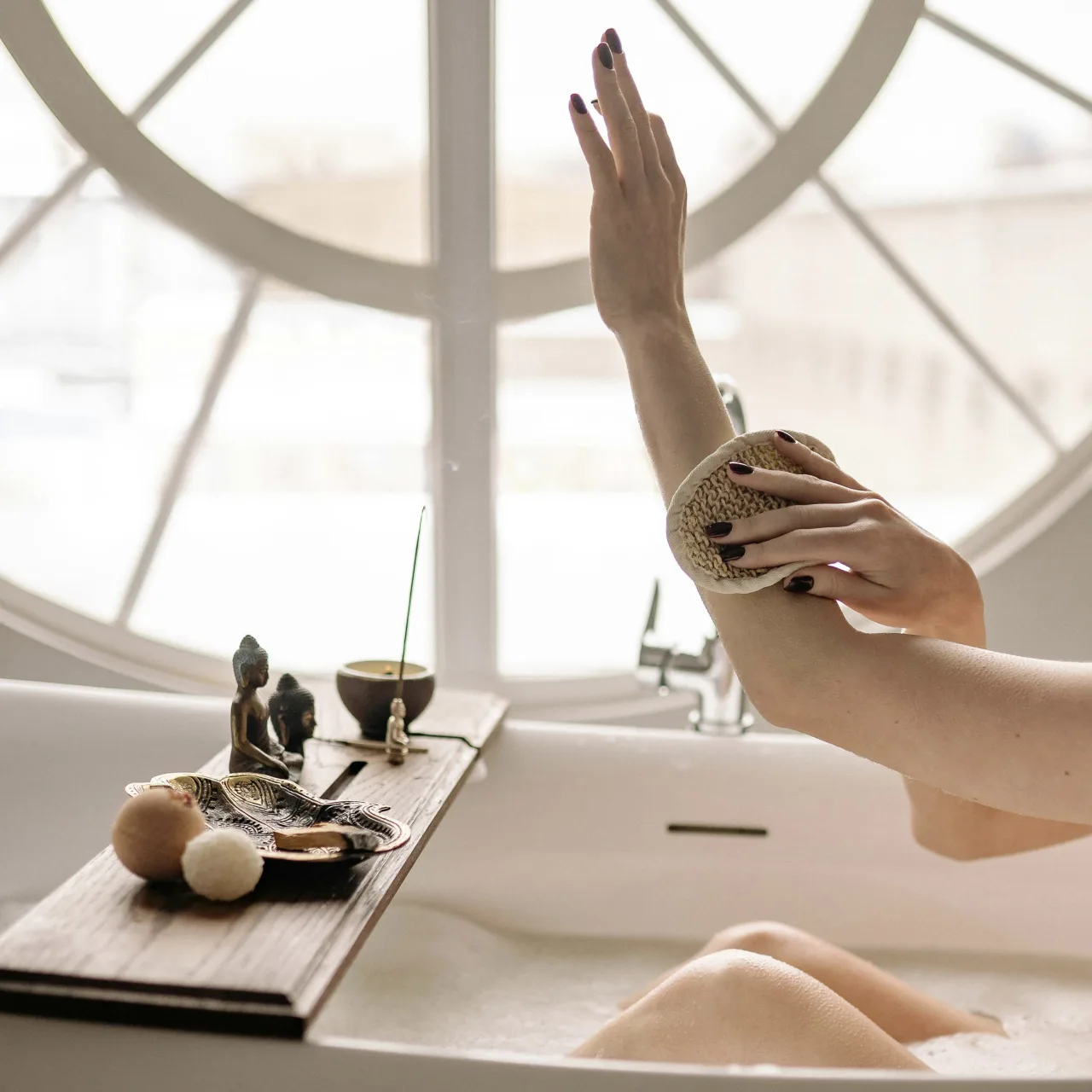 Động tác massage khi tẩy tế bào chết.