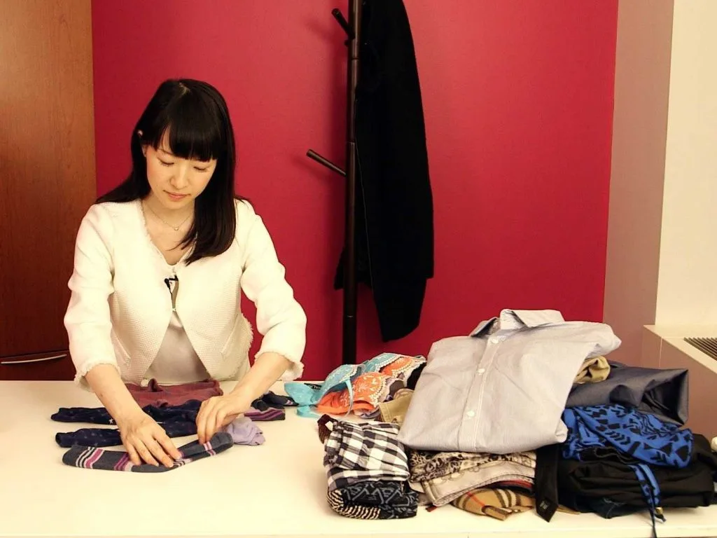 Cách gấp quần áo nổi tiếng nhanh gọn của Marie Kondo Cách gấp quần áo nổi tiếng nhanh gọn của Marie Kondo