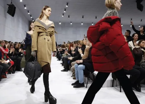 Show trình diễn BST Balenciaga Thu - Đông 2016 thu hút sự quan tâm đặc biệt của giới chuyên môn