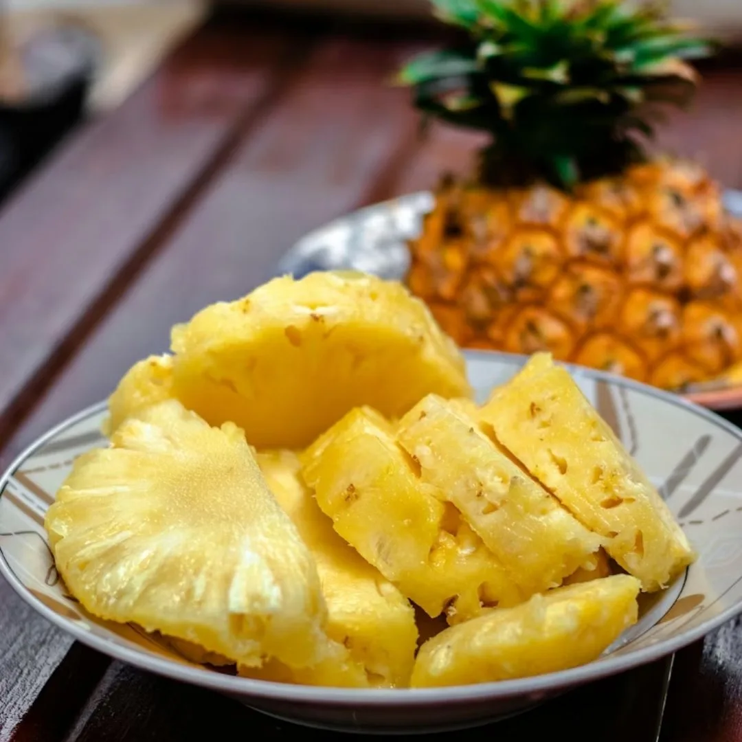 Cách làm sinh tố dứa được cắt nhỏ trên dĩa