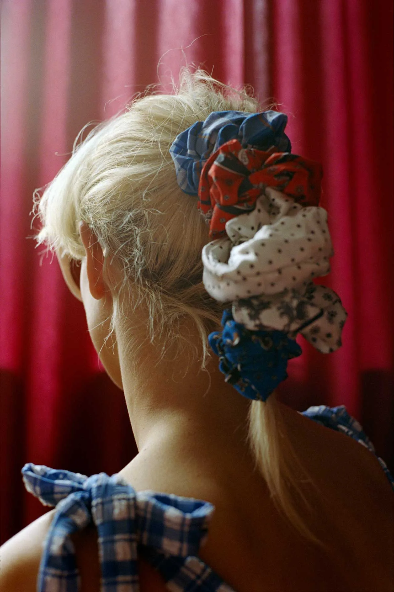 Cô gái tóc vàng buộc nhiều scrunchie đủ màu trong chiến dịch mùa Xuân 2019 của GANNI