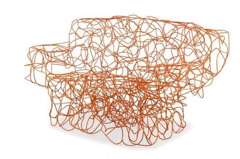 Corallo chair làm từ các cuộn dây thép được tạo hình ngẫu hứng trông đẹp như một tác phẩm nghệ thuật. Chiếc ghế thể hiện hoàn hảo tinh thần của vẻ đẹp trong sự hỗn loạn mà anh em nhà Campana luôn nhắm tới.