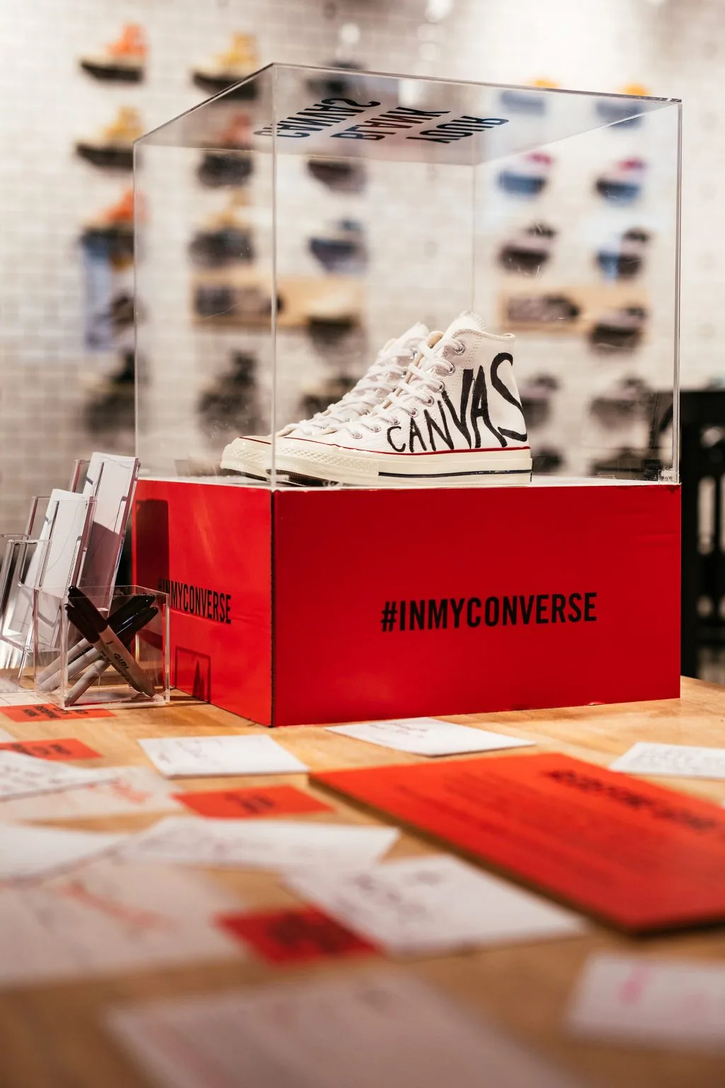 Mượn giày Converse để trả lời cho câu hỏi "Như thế nào là con gái?" 10