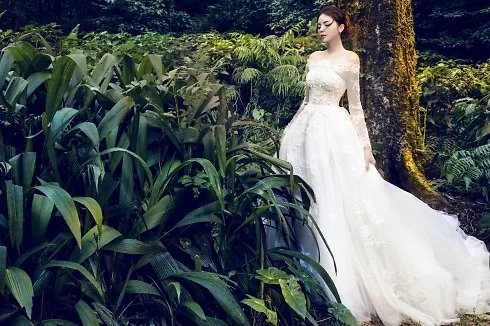 Hoa hậu Kỳ Duyên lung linh trong váy cưới ở Ba Vì 01 ELLE VN