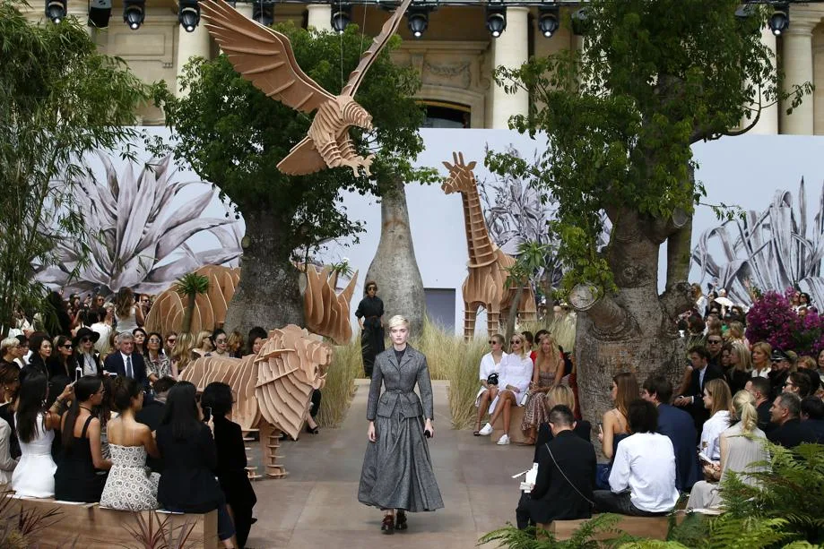 Tông màu xám là màu chủ đạo của Dior Couture 2018