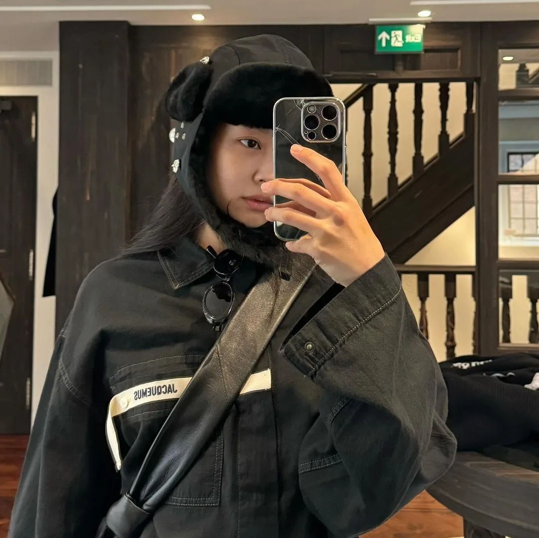 jennie diện áo khoác đen và nón lông blackpink