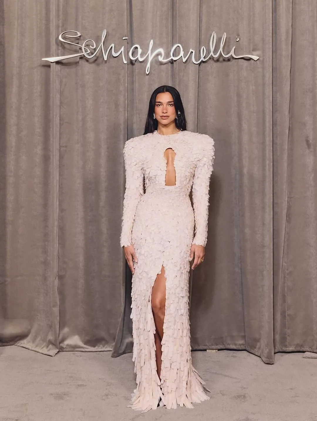 Dua Lipa tham dự buổi trình diễn Schiaparelli Haute Couture 2025.
