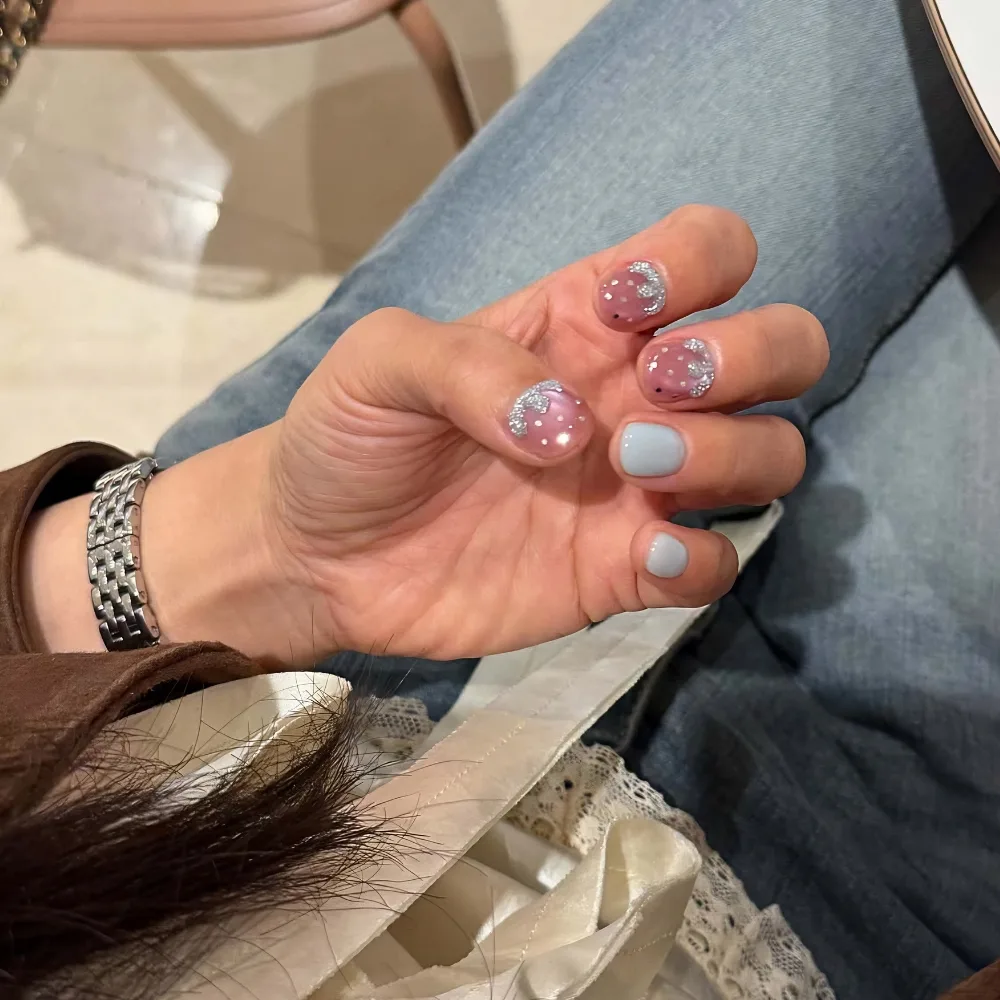 bàn tay sơn nail hàn hình quả dâu tây