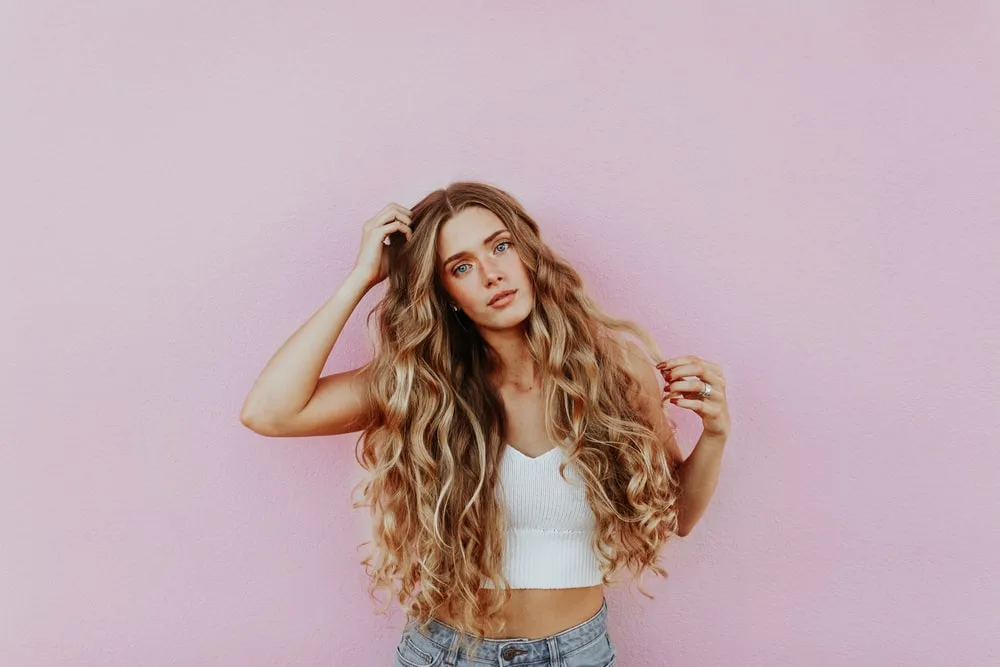 Mái tóc rất dễ bị hư tổn nếu thiếu biotin. biotin-pink