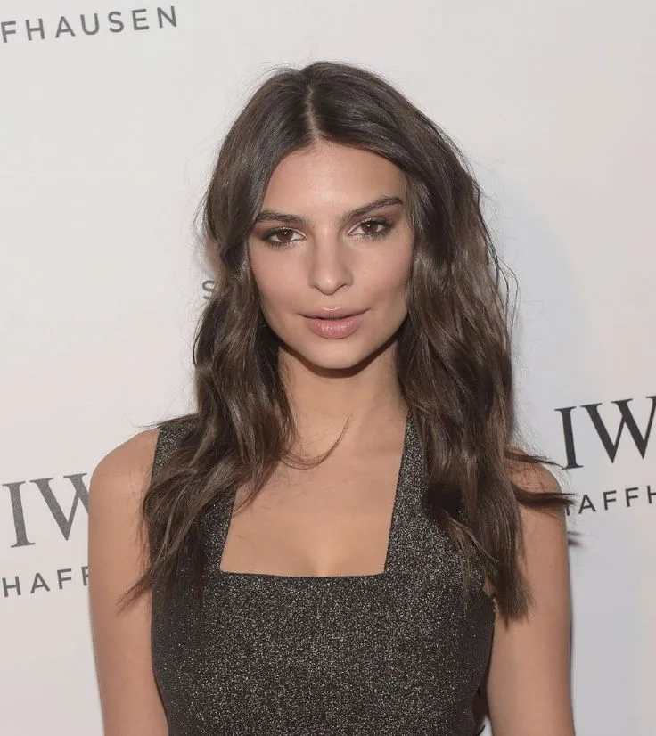 Cảm hứng trang điểm son nude quyến rũ từ Emily Ratajkowski