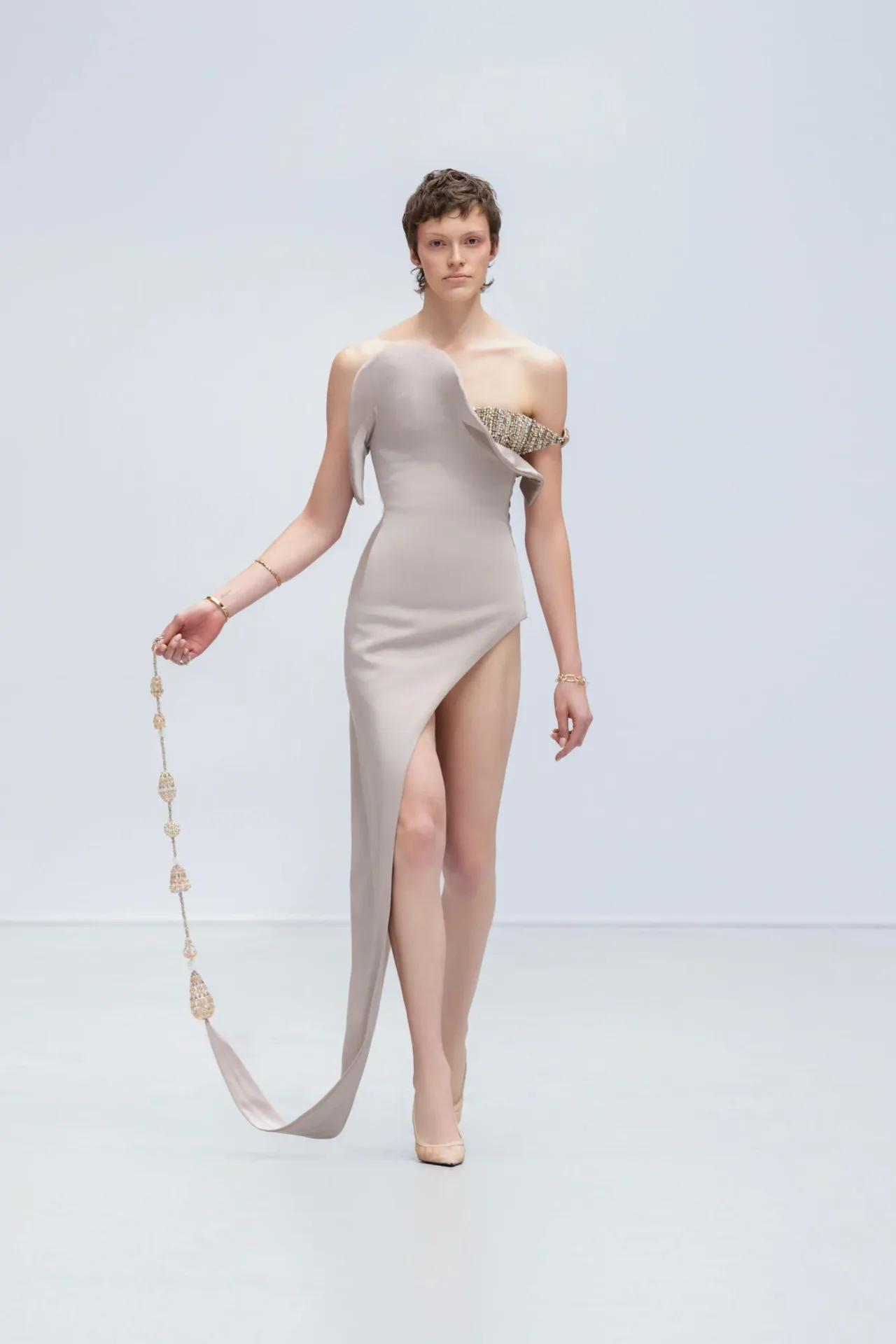 váy xẻ tà phong cách Glamorous Romance