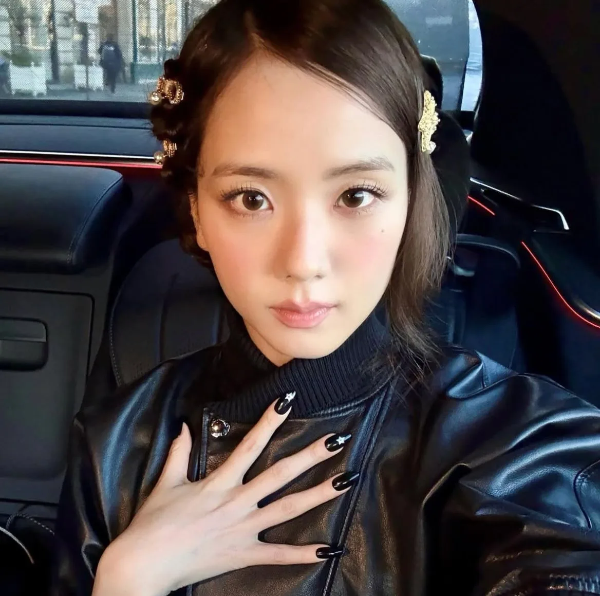 jisoo mang kẹp tóc một bên "Khi cuộc đời cho bạn quả quýt"