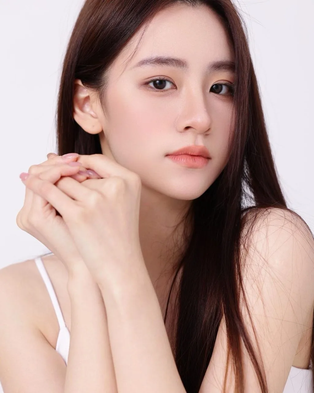 Cô gái với lớp trang điểm nhẹ nhàng. Cô gái với lớp trang điểm nhẹ nhàng bằng kem che khuyết điểm