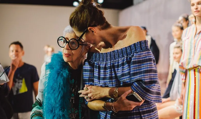 Cảm hứng từ câu chuyện cuộc đời và mối tình 70 năm của Iris Apfel Cảm hứng từ câu chuyện cuộc đời và mối tình 70 năm của Iris Apfel