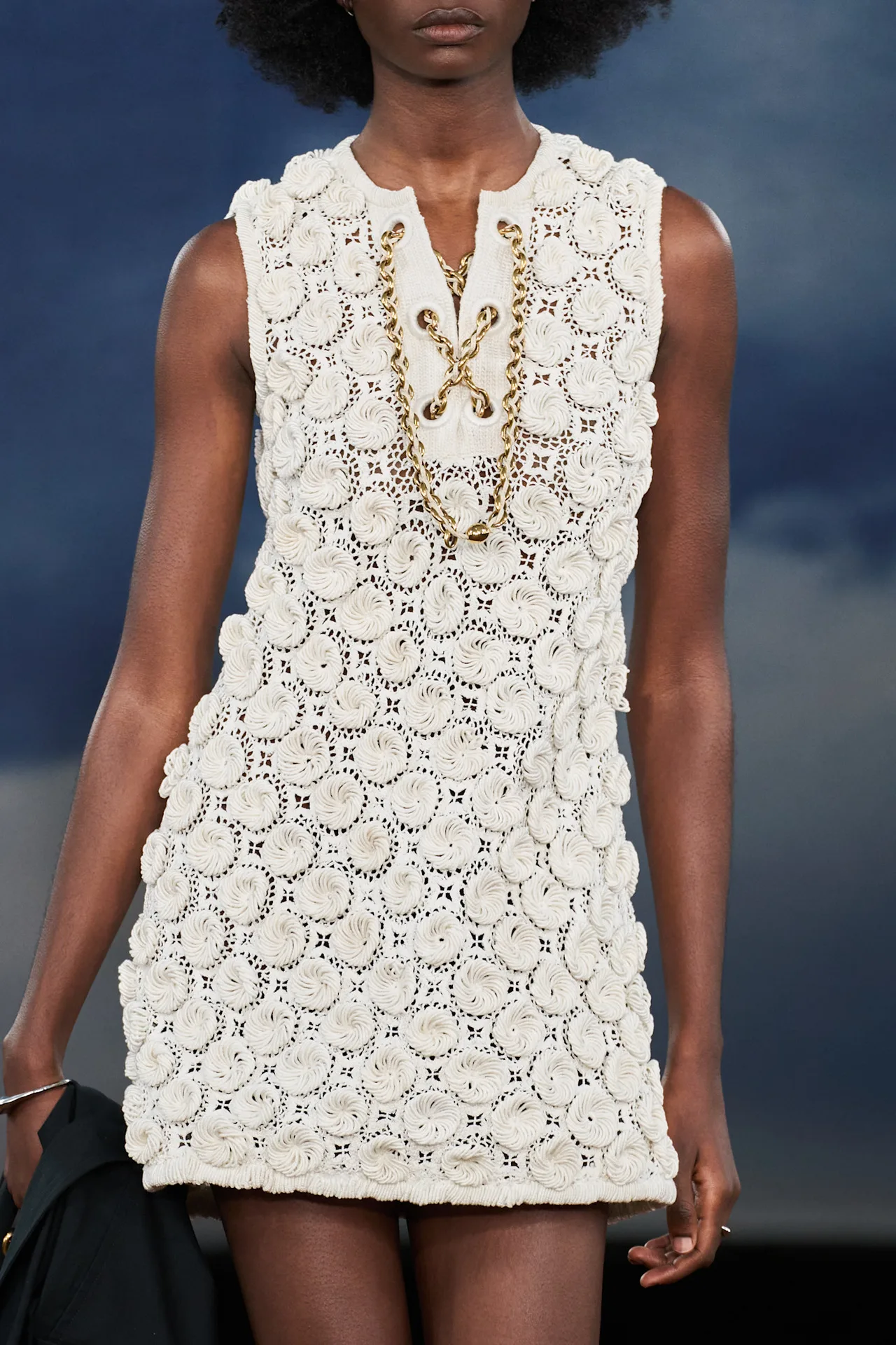 váy crochet tại show BST Burberry Xuân-Hè 2026