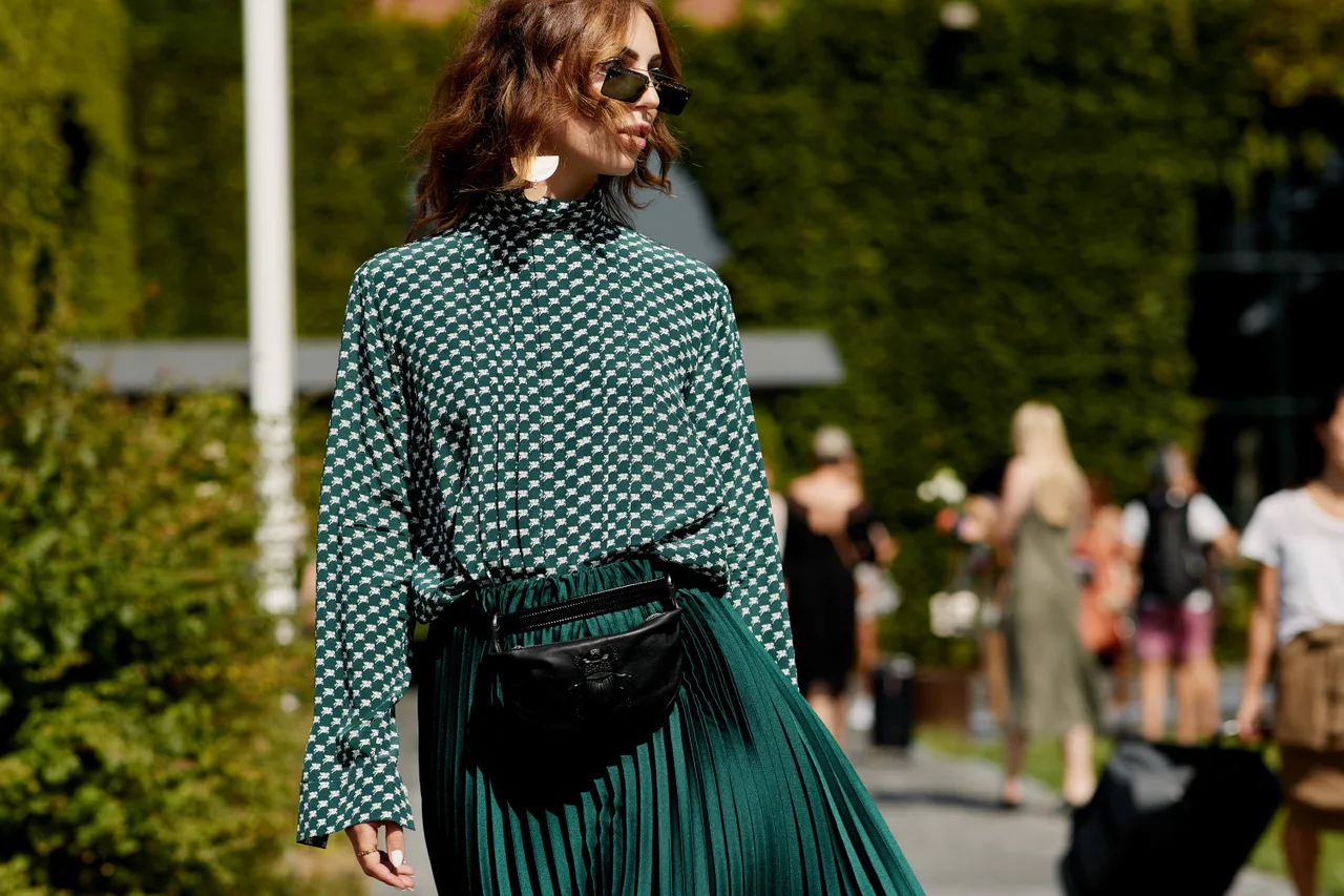 Dress code formal - áo voan và chân váy xếp ly màu xanh lục