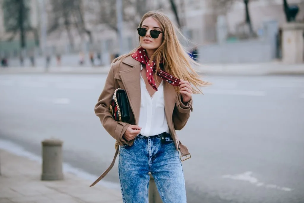 fashionista diện áo khoác thuộc da màu nâu, sơmi trắng, quần jeans