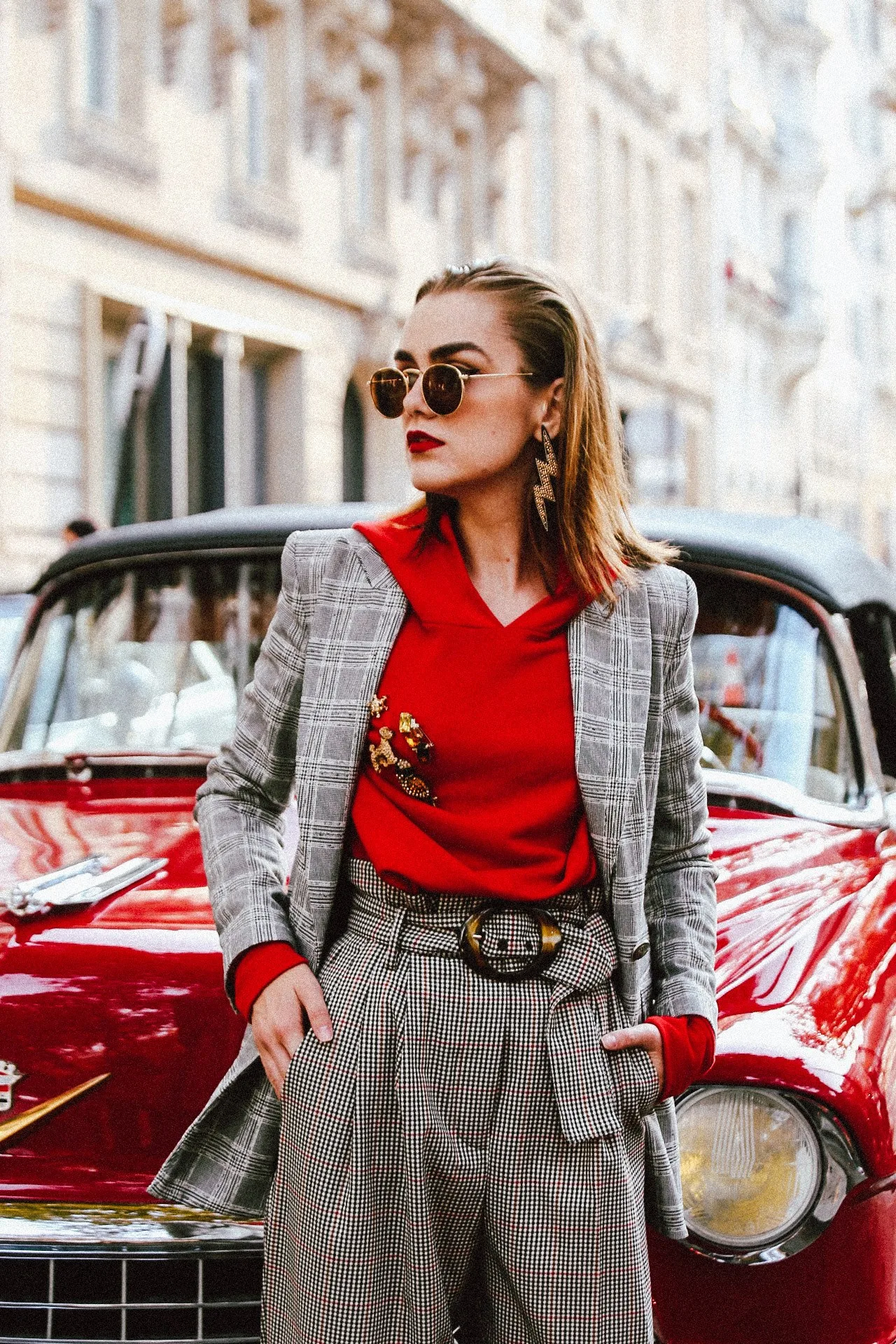 phong cách thời trang menswear áo blazer kẻ ô và hoodie màu đỏ