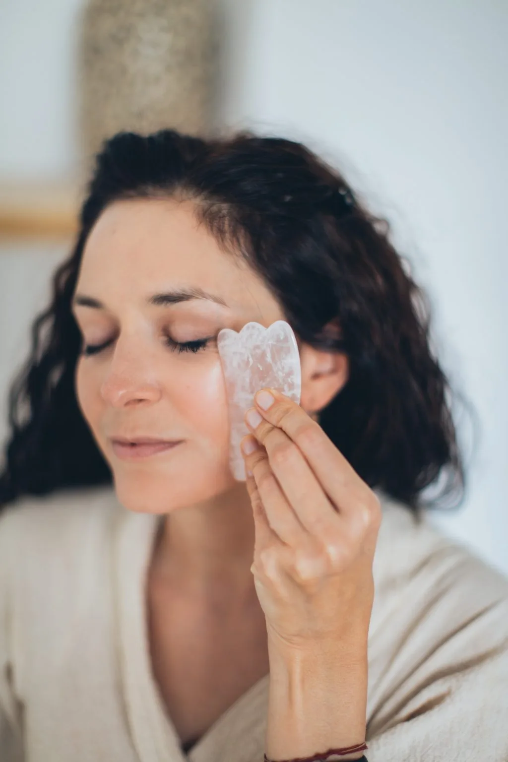 Phương pháp massage Gua Sha hỗ trợ nâng cơ vùng mắt hiệu quả Phương pháp massage Gua Sha hỗ trợ nâng cơ vùng mắt hiệu quả