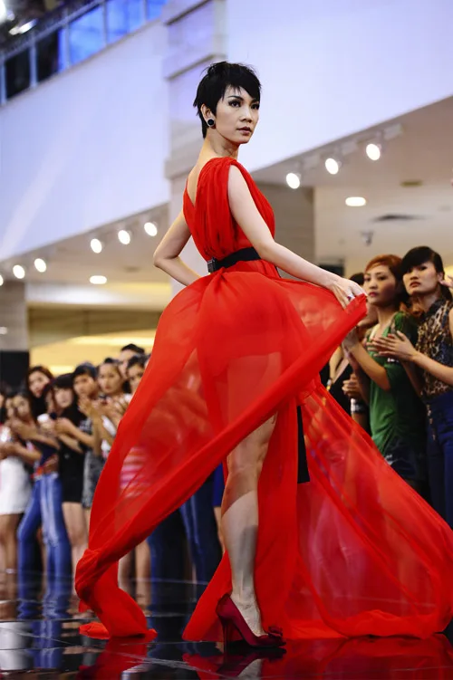 Một Xuân Lan quyền lực với nhiều sự thay đổi về sắc đẹp và tài năng khi ở vị trí Host của một chương trình truyền hình thực tế.