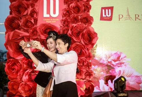Bà Eva Nguyễn Bình - Tham tán Văn hóa ĐS Quán Pháp tại Việt Nam, Giám đốc Viện Pháp tại Việt Nam cùng say mê tận hưởng không gian ngọt ngào, lãng mạn mà cùng NSƯT Chiều Xuân.