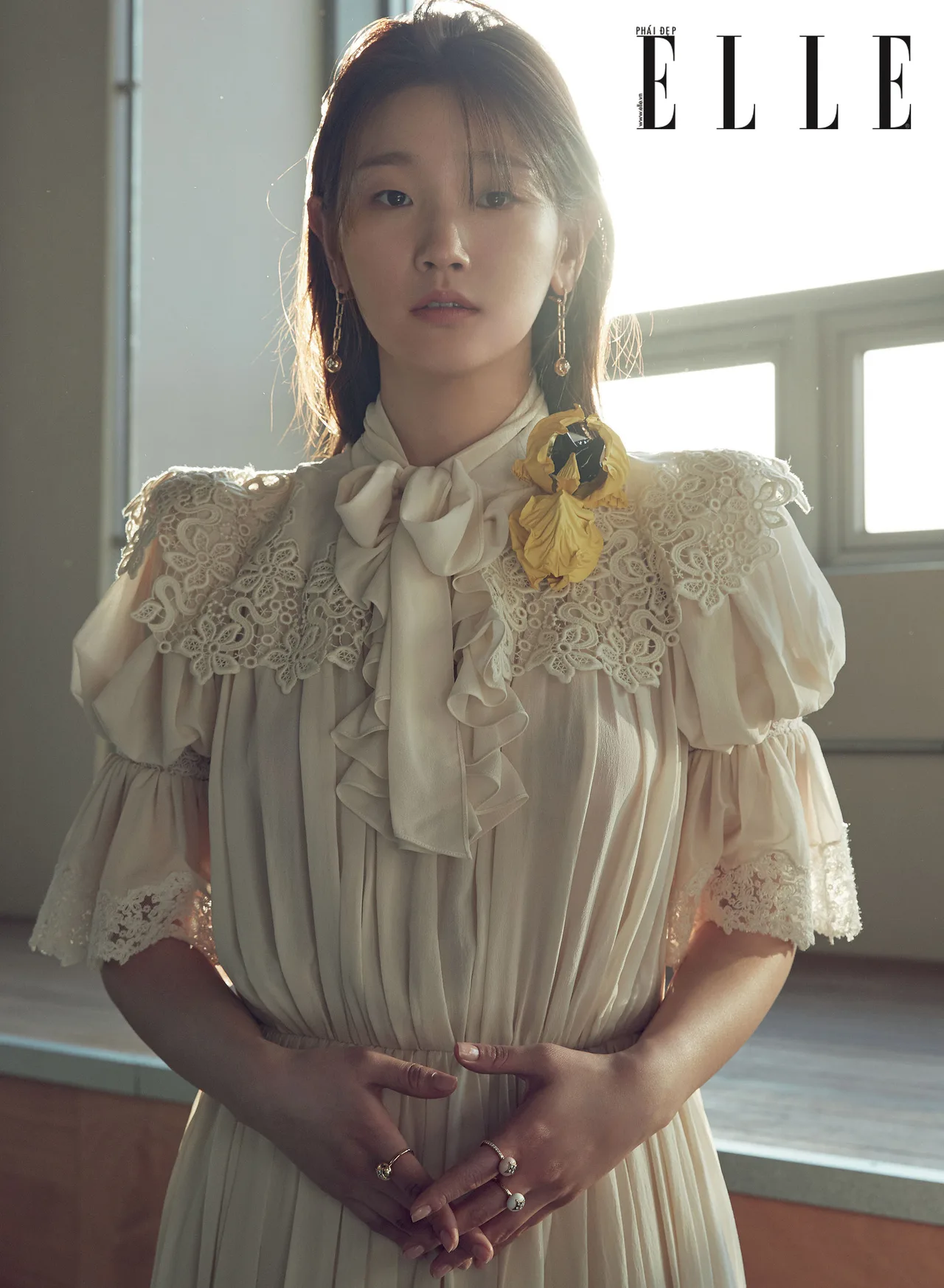 Park So Dam mặc thiết kế đầm nữ tính Park So Dam mặc thiết kế đầm nữ tính