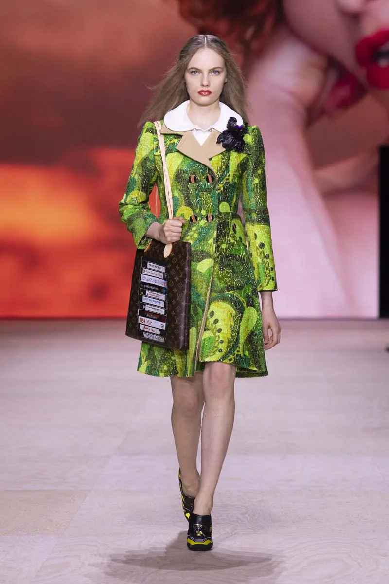 trang phục họa tiết màu xanh lá louis vuitton xuân hè 2020