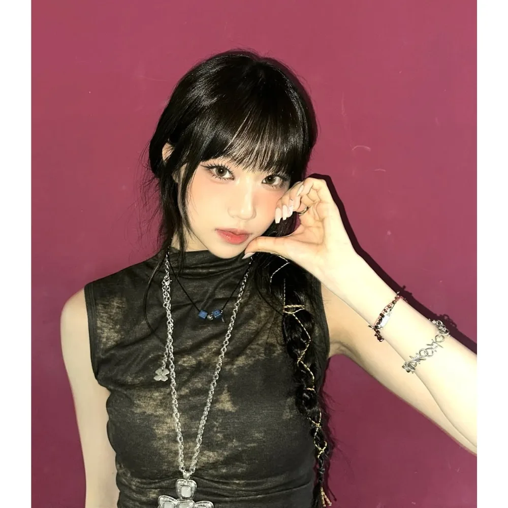 Idol Hàn Quốc Choi Jungeun (izna) diện tóc tết lệch vai.